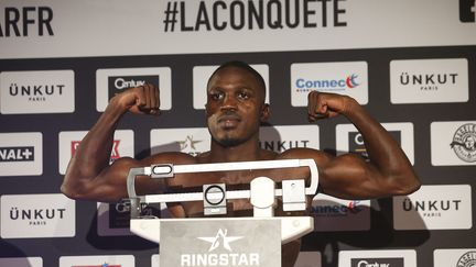 Souleymane Cissokho lors de la pesée avant&nbsp;un&nbsp;combat, le 13 octobre 2017, au Zénith de Paris (LEON TANGUY / MAXPPP)