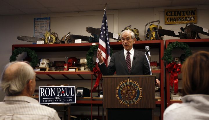 Le libertarien Ron Paul, qui brigue l'investiture r&eacute;publicaine &agrave; l'&eacute;lection pr&eacute;sidentielle de 2012, fait campagne &agrave; Maquoketa, dans l'Iowa, le 22 d&eacute;cembre 2011. (JEFF HAYNES / REUTERS)