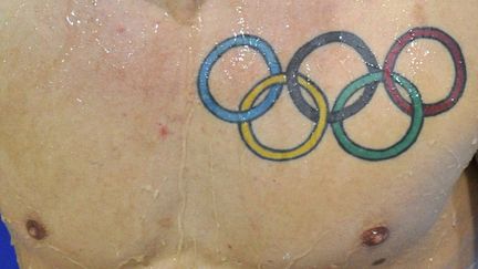 Le torse du nageur britannique Robinson Baker, qui s'est fait&nbsp;tatouer les anneaux olympiques, le 20 f&eacute;vrier 2012. ( / X90004)