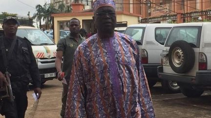 Amadou Vamoulké à son arrivée au Tribunal criminel spécial (TCS) de Yaoundé, au Cameroun, le 21 novembre 2019.&nbsp; (RSF)