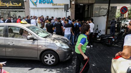 Des gens font la queue devant un bureau de change à Beyrouth, au Liban, le 18 juin 2020. (JOSEPH EID / AFP)