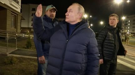 Capture d'écran d'une vidéo de la télévision d'Etat russe montrant le président russe Vladimir Poutine en visite à Marioupol, ville d'Ukraine occupée par les forces russes, le 19 mars 2023. (AP / SIPA)