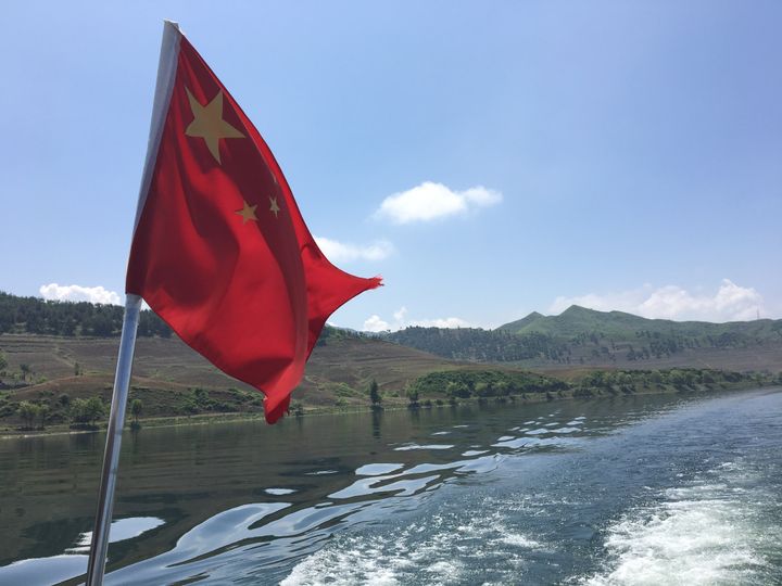 Un bateau chinois longe la rive nord-coréenne sur la rivière Yalu. (Radio France/Dominique André)