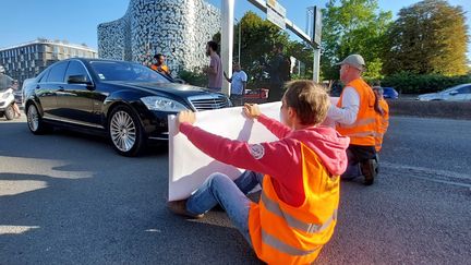 Des militants écologistes de "Dernière Rénovation" lors d'une action de blocage sur l'A6, à Paris, le 16 juillet 2022. (BENJAMIN ILLY / RADIO FRANCE)