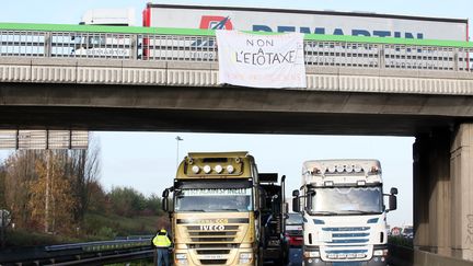 Barrage de camions pour protester contre l'&eacute;cotaxe &agrave; Lille (Nord), le 2 d&eacute;cembre 2013. (CITIZENSIDE/THIERRY THOREL / AFP)