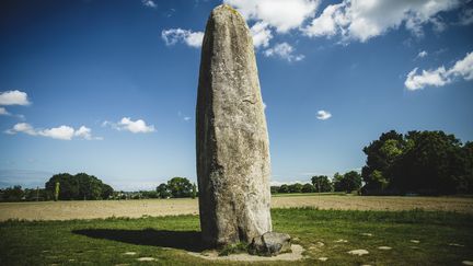 Menhir de Champ-Dolent en Bretagne, près de Dol-de-Bretagne. La destruction de menhirs pour construire un magasin interpelle Bertrand Dicale qui revient sur la complainte des maisons, des arbres et de la mémoire détruits par les promoteurs immobiliers.(Illustration) (CHRIS MCLOUGHLIN / MOMENT RF / GETTY IMAGES)