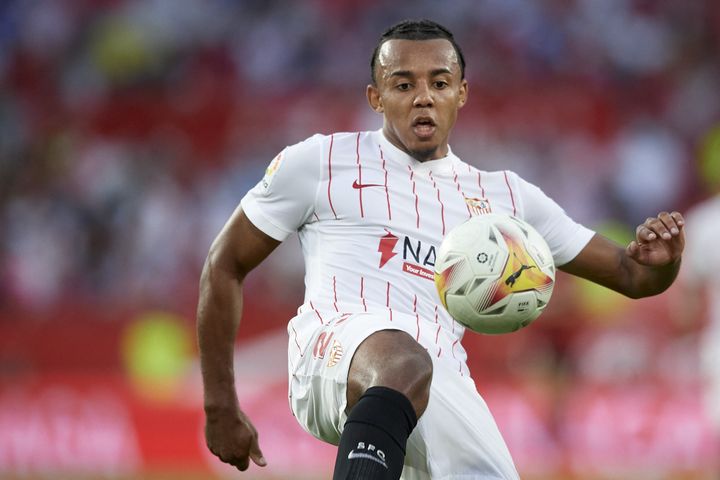 Jules Koundé lors d'un match du FC Séville face à&nbsp;Valence, le 22 septembre en Liga (JOSE BRETON / NURPHOTO via AFP)