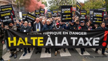 Une manifestation de la filiere hippique pour protester contre une hausse de la taxation des paris hippiques, place Denfert Rochereau à Paris, le 7 novembre 2024. (RICCARDO MILANI / HANS LUCAS / VIA AFP)