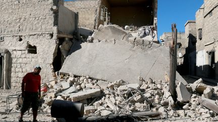 Un habitant de la ville d'Alep regarde les dégâts causés par les bombardements russes et syriens, le 24 septembre 2016. (JAWAD AL RIFAI / ANADOLU AGENCY)