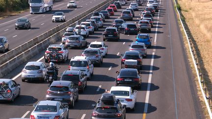 Des bouchons sur l'autoroute A7 au niveau de Portes-lès-Valence (Drôme), le 15 août 2022. (NICOLAS GUYONNET / HANS LUCAS / AFP)