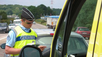 Un gendarme procède à un contrôle sur un rond-point à Nancy (Meurthe et Moselle), le 8 juin 2018. (THIERRY COLIN / RADIO FRANCE)