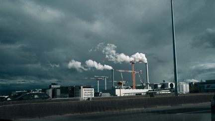 Rejet de fumée d'une usine en banlieue parisienne. Photo d'illustration. (BENO?T DURAND / HANS LUCAS)