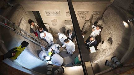 Des scientifiques s'affairent dans les deux ossuaires du Vatican, samedi 20 juillet 2019, pour examiner les ossements afin de vérifier s'ils ne contiennent pas les restes d'Emanuela Orlandi. (HANDOUT / VATICAN MEDIA / AFP)