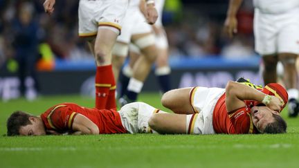 ANGLETERRE-PAYS DE GALLES. Dan Biggar (à droite) et Liam Williams (à gauche), le 26 septembre 2015. (KIRSTY WIGGLESWORTH / AP / SIPA)