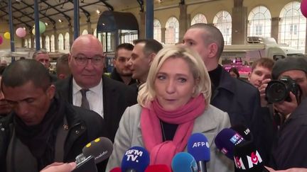 Dans la rubrique "Journal de campagne" du 12/13, la journaliste Caroline Motte dresse l’actualité de la présidentielle, vendredi 1er avril. (France 3)