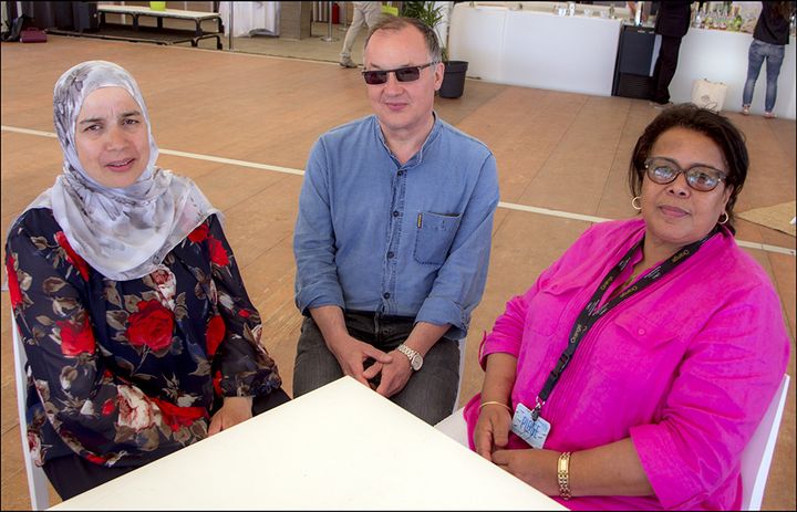 Philippe Faucon avec à gauche Soria Zéroual et à droite en rose Fatima Elayoubi
 (Jean-François Lixon)