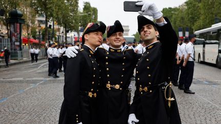 Elèves de l'Ecole Polytechnique qui se préparent à défiler le 14 juillet 2021 sur les Champs-Elysées à Paris. (LUDOVIC MARIN / AFP)