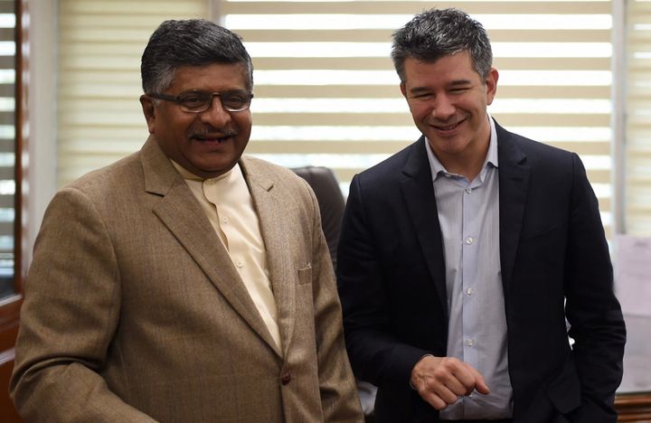 Travis Kalanick, cofondateur d’Uber (à droite), en compagnie du ministre indien de la Justice et des Technologies de l’information Ravi Shankar Prasad, en décembre 2016. (MONEY SHARMA / AFP)