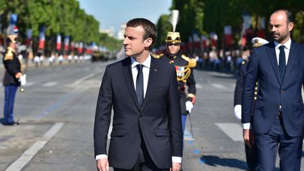 Le président Emmanuel Macron et le Premier ministre Edouard Philippe lors du défilé militaire sur les Champs-Elysées, à Paris, le 14 juillet 2017.&nbsp; (CHRISTOPHE ARCHAMBAULT / POOL / AFP)