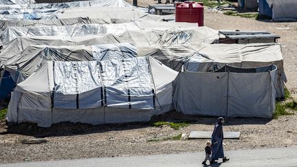 Dans un camp de prisonniers jihadistes à Roj (Syrie), le 28 mars 2022. Photo d'illustration. (DELIL SOULEIMAN / AFP)