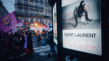 Une des affiches Yves Saint Laurent prise pour cible, à Paris, le 8 mars 2017. (VSPRESS/SIPA /  )