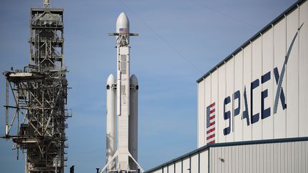 La fusée Falcon Heavy, à Cap Canaveral, en Floride (Etats-Unis), lundi 5 février 2018.&nbsp; (JOE RAEDLE / GETTY IMAGES NORTH AMERICA / AFP)