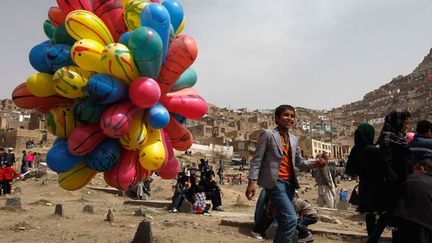 Un jeune vendeur de ballons.
  (REUTERS/Omar Sobhani)