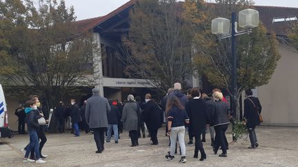 Les enseignants, les parents, les élèves se sont&nbsp;recueillis&nbsp;devant le collège du Bois d'Aulne (Yvelines) dès le lendemain de l'assassinat de Samuel Paty, le 17 octobre 2020. (RÉMI BRANCATO / FRANCE-INTER)