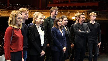 La troupe du Kiev City Ballet en compagnie de la maire de Paris Anne Hidalgo samedi 5 mars 2022. (CLAIRE LEYS / RADIO FRANCE)