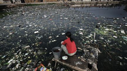 bourgade du Guangdong spécialisée dans le recyclage de produits électroniques et connue pour la pollution de ses cours d’eau.
 
 
 ( Lu Guang)