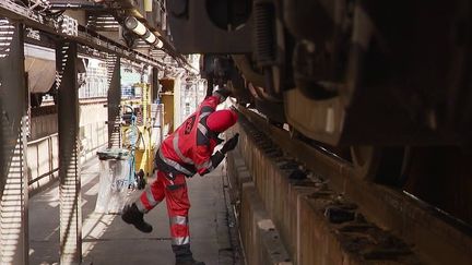 Grève SNCF : les départs en vacances de Noël menacés (FRANCE 2)