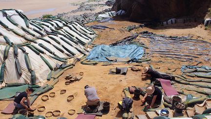 Fouilles sur la plage de Le Rozel, dans le Cotentin, le 9 septembre 2019 (DOMINIQUE CLIQUET / AFP)