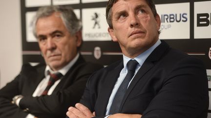 L'ex-président du Stade Toulousain Jean-René Bouscatel, aux côtés de son successeur Didier Lacroix. (REMY GABALDA / AFP)