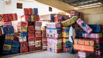 Les emballages vides pour le poisson sont empilés dans les hangars sur le quai de pêche de Hann-Bel Air, aux portes de Dakar. Les poissons destinés à l’exportation sont aujourd’hui vendus localement à moitié prix ou stockés dans de grands réfrigérateurs. Certains pêcheurs s'en remettent à Dieu pour que cesse "la malédiction" du coronavirus. Au Sénégal, la pêche occupe environ 17% de la population active et représente 22,5% des recettes d'exportation.&nbsp; &nbsp; (JOHN WESSELS / AFP)