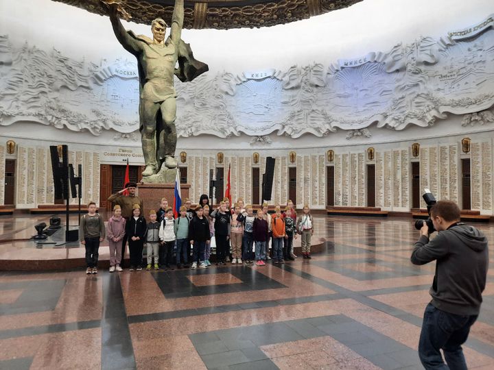 Des enfants visitent le musée de la Victoire de Moscou (Russie),&nbsp;fin mai 2022 (FRANCEINFO)