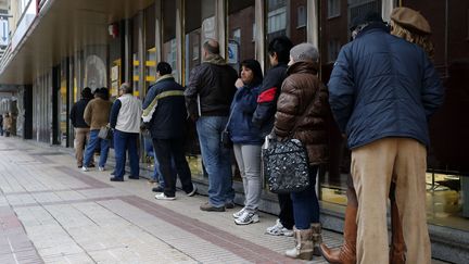 Des Espagnols font la queue pr&egrave;s d'une agence publique pour l'emploi &agrave; Burgos (Espagne), le 4 f&eacute;vrier 2013. (CESAR MANSO / AFP)