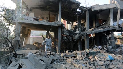 Des Palestiniens inspectent les décombres d'un building visé par une frappe d'Israël, le 13 novembre 2018, à Gaza.&nbsp; (ANADOLU AGENCY / AFP)