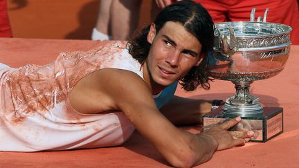 La finale de l'édition 2007 de Roland-Garros reprend les mêmes protagonistes et le même scénario que celle de l'année précédente, à la différence près que Rafael Nadal perd le second set (et non le premier), avant de s'imposer face au Suisse Roger Federer.&nbsp; (THOMAS COEX / AFP)