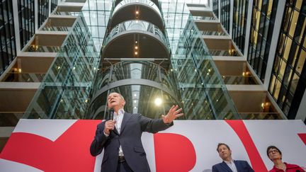 Le chancelier allemand Olaf Scholz lors d'une conférence de presse au bâtiment Willy Brandt du SPD à Berlin (Allemagne), le 25 novembre 2024. (KAY NIETFELD / DPA / AFP)