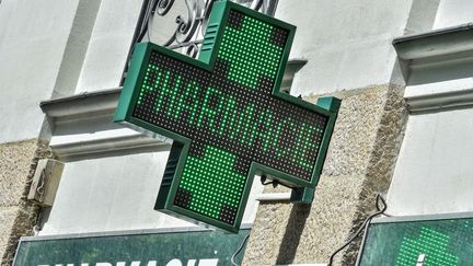 Les pharmacies peuvent désormais vendre des masques grand public. (LOIC VENANCE / AFP)