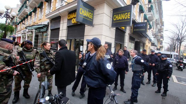 &nbsp; (Les militaires ont été pris en charge par les services de secours sur le lieu de l'agression, avenue Jean Medecin, à côté de la place Massena © Maxppp)