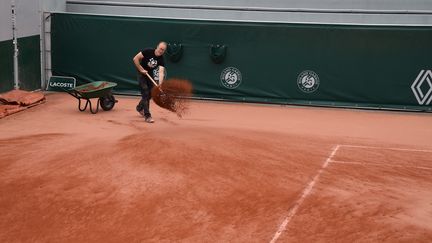 Chaque matin, un court à Roland-Garros nécessite une heure à&nbsp;une heure trente d’entretien. ((LG/franceinfo))