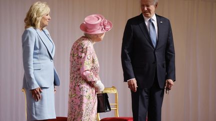 Le président des Etats-Unis Joe Biden au côté de la reine Elizabeth II, à Windsor (Royaume-Uni), le 13 juin 2021.&nbsp; (TOLGA AKMEN / AFP)