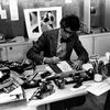 Yves Saint Laurent à son bureau, studio du 5 avenue Marceau à Paris, en 1976&nbsp; (Guy Marineau)