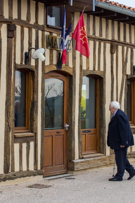 Le maire, Jean de Galard, se rend au conseil municipal, à la mairie de Saint-André (Haute-Garonne), le dimanche 14 avril 2019. (GUILLEMETTE JEANNOT / FRANCEINFO)