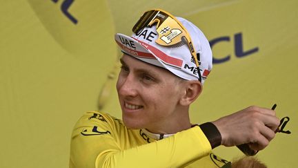 Tadej Pogacar sur le podium de la 17e étape du Tour de France 2021. (ANNE-CHRISTINE POUJOULAT / AFP)