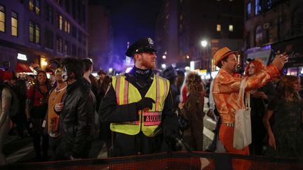 Le traditionnel défilé costumé qui se tient chaque 31 octobre à Greenwich Village s'est déroulé&nbsp;comme prévu, mais avec une sécurité renforcée. (KENA BETANCUR / REUTERS)