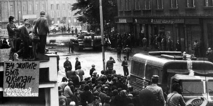 En août 1968, les Praguois se rassemblent dans la rue alors que les chars du Pacte de Varsovie envahissent la Tchécoslovaquie.
 (AFP)