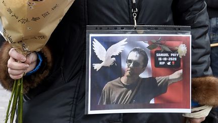 Une femme tient un portrait de Samuel Paty, lors d'un hommage, à Lille (Nord), le 18 octobre 2020. (FRANCOIS LO PRESTI / AFP)