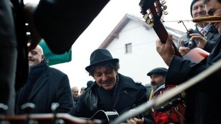 Goran Bregovic accompagne à la guitare des musiciens de communauté Rom, Sarajevo, décembre 2013.
 (ELVIS BARUKCIC / AFP)